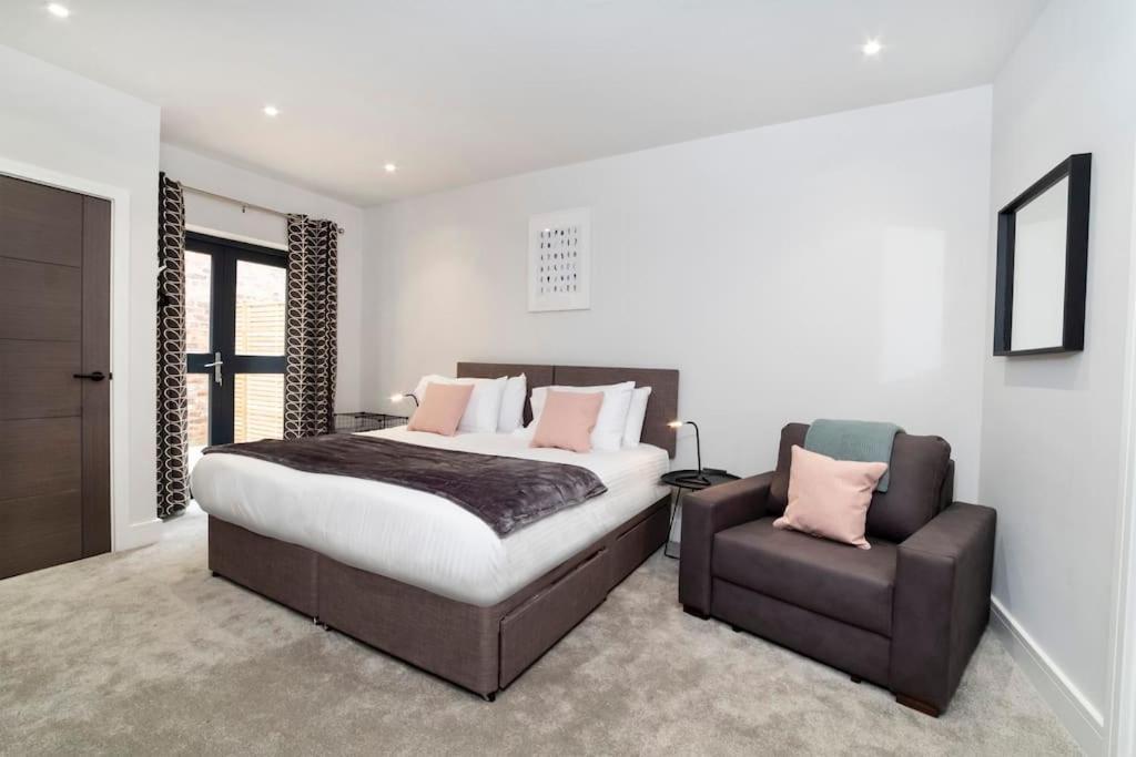- Clifton 2 Bedroom Apartment *
